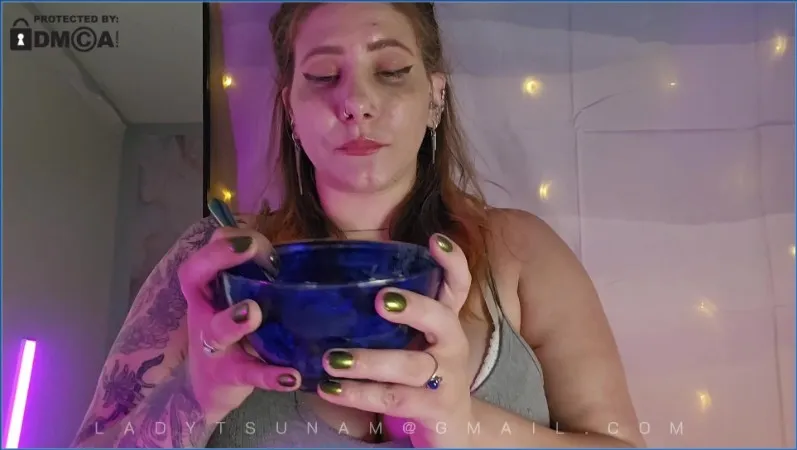 rough Relief from Lady Tsunam in Powerful Bowel Movement - wideo scat na GownoHub