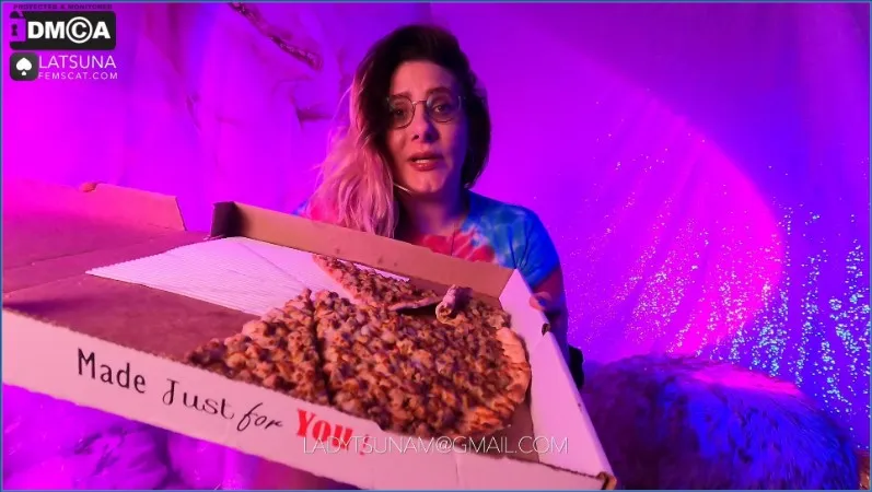Lady Tsunam niszczy pizze wlasna kupa - wideo scat na GownoHub