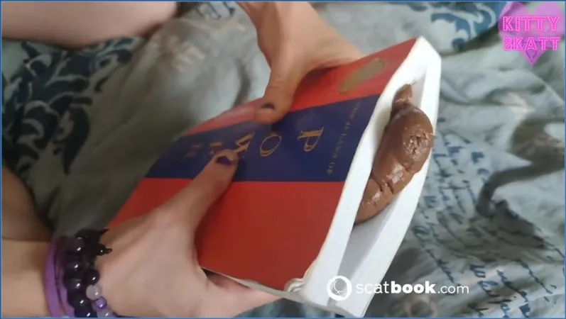Kitty Skatt jako recenzentka ksiazek oddaje sie brudnej zabawie solo - wideo scat na GownoHub