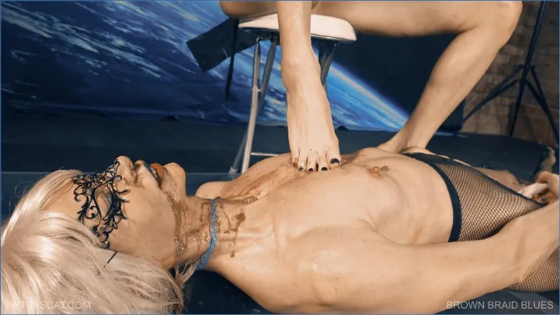 Nazryana z blond warkoczem w brutalnej scenie scatowej - wideo scat na GownoHub