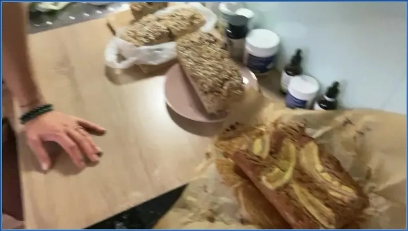 Vegan Linda dzieli chleb dla ludzi, kupę dla świń - wideo scat na GownoHub