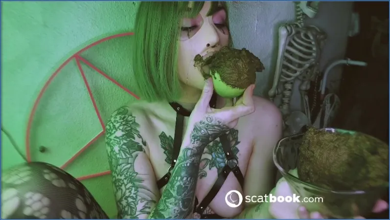 Betty Parlour podaje własną kupę na jabłkach - wideo scat na GownoHub