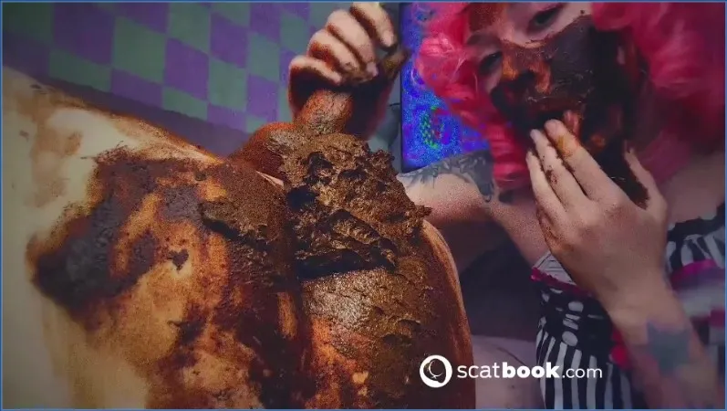 Betty Parlour brudzi się na kanapie w środku nocy - wideo scat na GownoHub