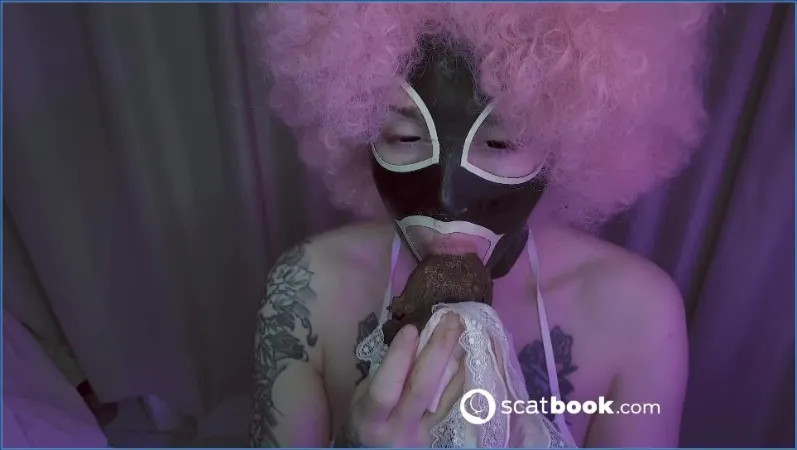 Nocna, pachnąca zabawa Betty z własną kupą - wideo scat na GownoHub