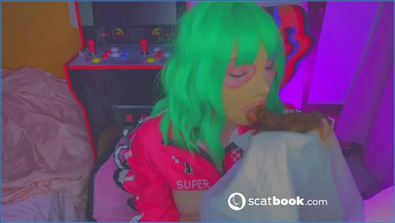 Betty smaruje się półtora kilo kupy i squirtuje całą noc - wideo scat na GownoHub