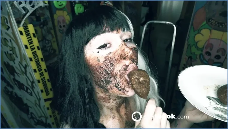 Betty miesza kremową masę z pachnącym stolcem - wideo scat na GownoHub