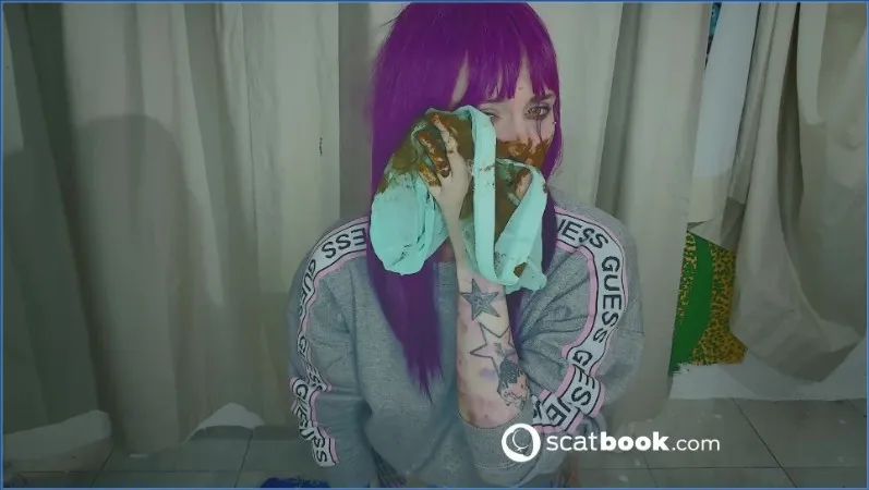 Betty śmierdzi podczas wiosennego wypróżniania i masażu kupą - wideo scat na GownoHub