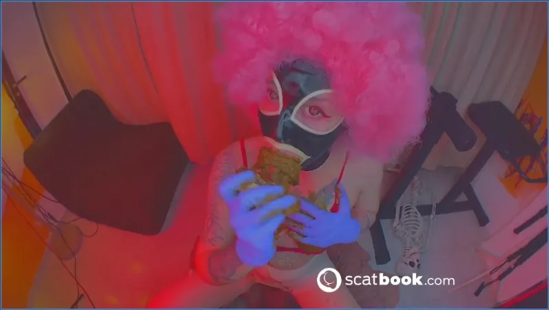 Sweet Betty Parlour traci głowę na punkcie truskawek - wideo scat na GownoHub