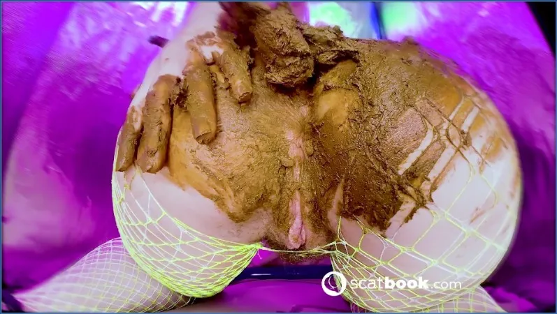Sweet Betty Parlour i jej brudna zabawa z gęstą kupą - wideo scat na GownoHub