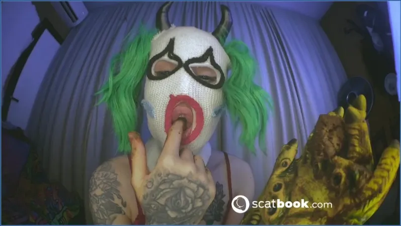 Sweet Betty Parlour jako złowrogi klaun łapie własną kupę - wideo scat na GownoHub