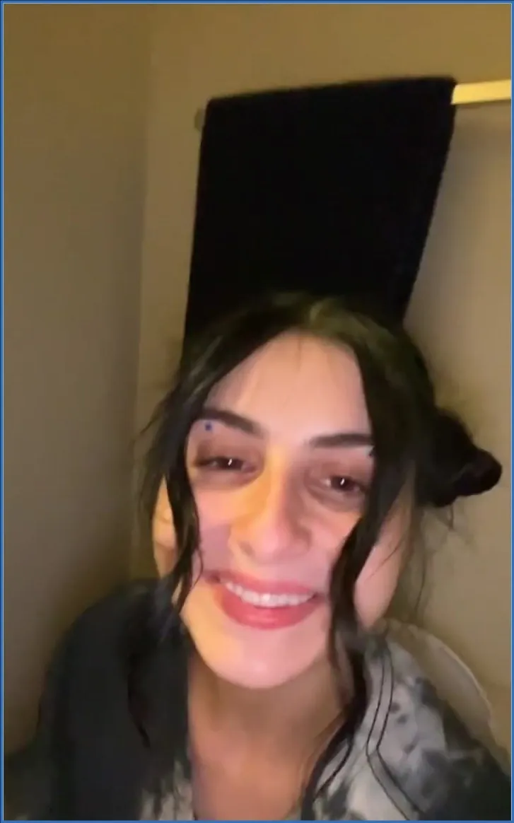 Kaitlyn Katsaros opróżnia pęcherz w środku nocy - wideo scat na GownoHub