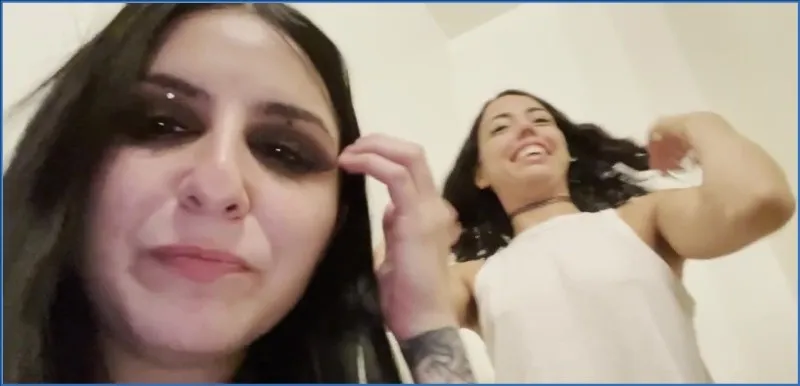 Kaitlyn Katsaros na sedesie oddaje się kupie w zbliżeniu - wideo scat na GownoHub