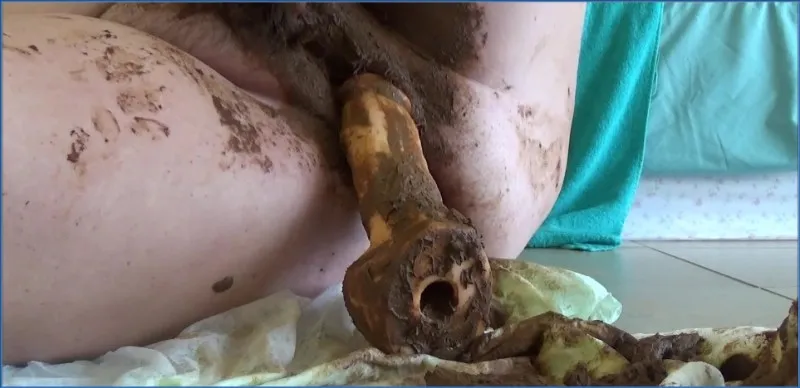 Samantha Starfish zasrywa biale majtki i bawi sie dildem na brudno - wideo scat na GownoHub