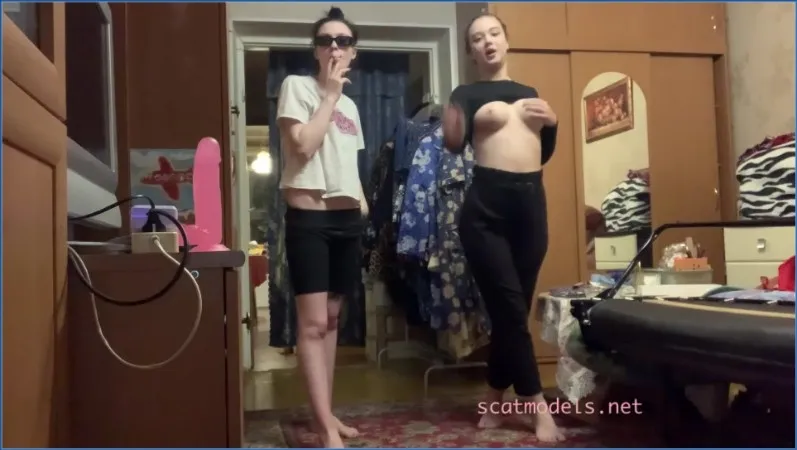 Asha liże pupę i wypuszcza świeżą kupę - wideo scat na GownoHub