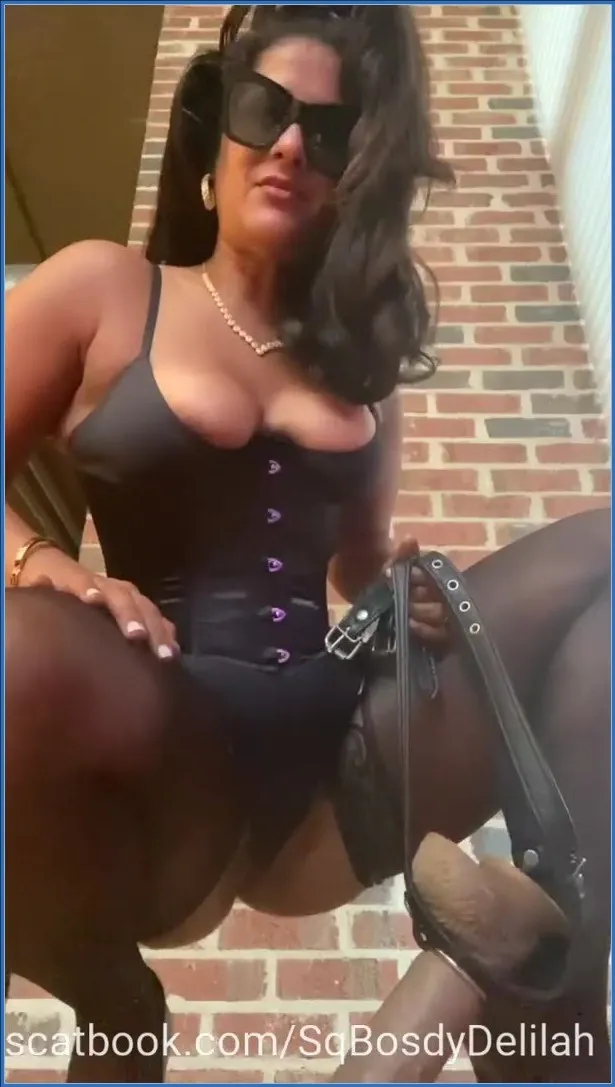 Delilah zamienia swoją sissy w bezwolną toaletę - wideo scat na GownoHub