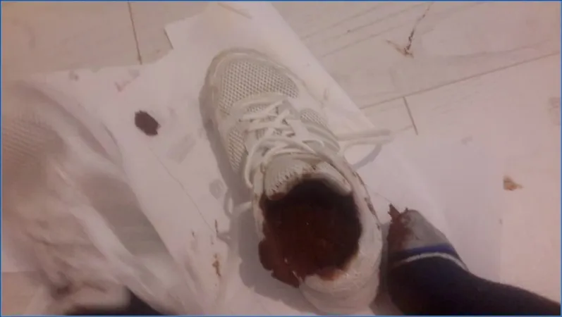 Thefartbabes brudzi swoje sneakersy brudną sceną kałową - wideo scat na GownoHub