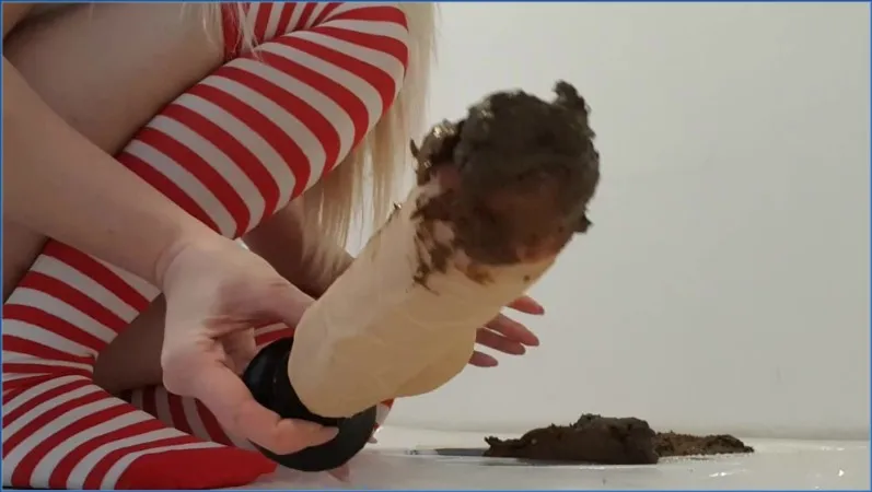 Thefartbabes wymierza świąteczną karę penisowi - wideo scat na GownoHub
