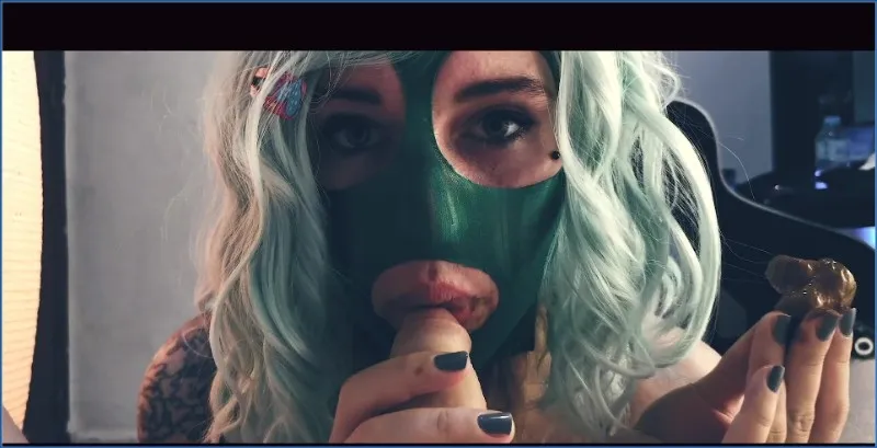 Scat Princess pożera kupę i wylizuje gówno w zielonej masce - wideo scat na GownoHub