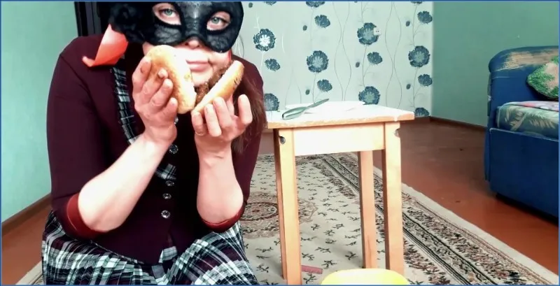 Scat Princess pożera domowej roboty burgera z kupą i łyka wszystko do końca - wideo scat na GownoHub