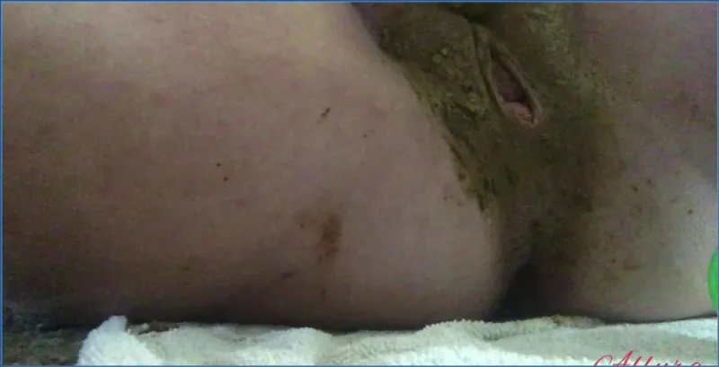 Ciężarna Allura masturbuje się plastikową zabawką i butelką w kupie - wideo scat na GownoHub