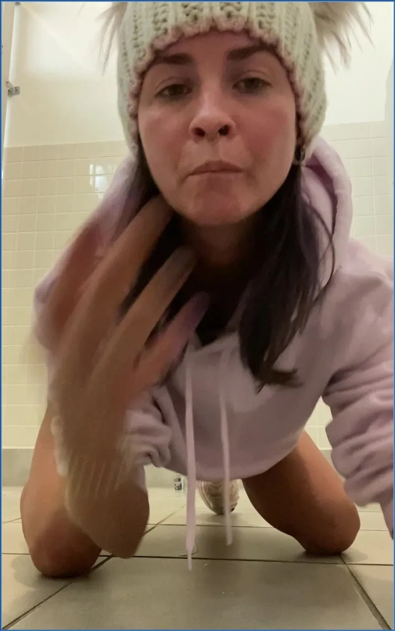 LilbuttLex fistowana w salonie samochodowym do szerokiego gapingu - wideo scat na GownoHub