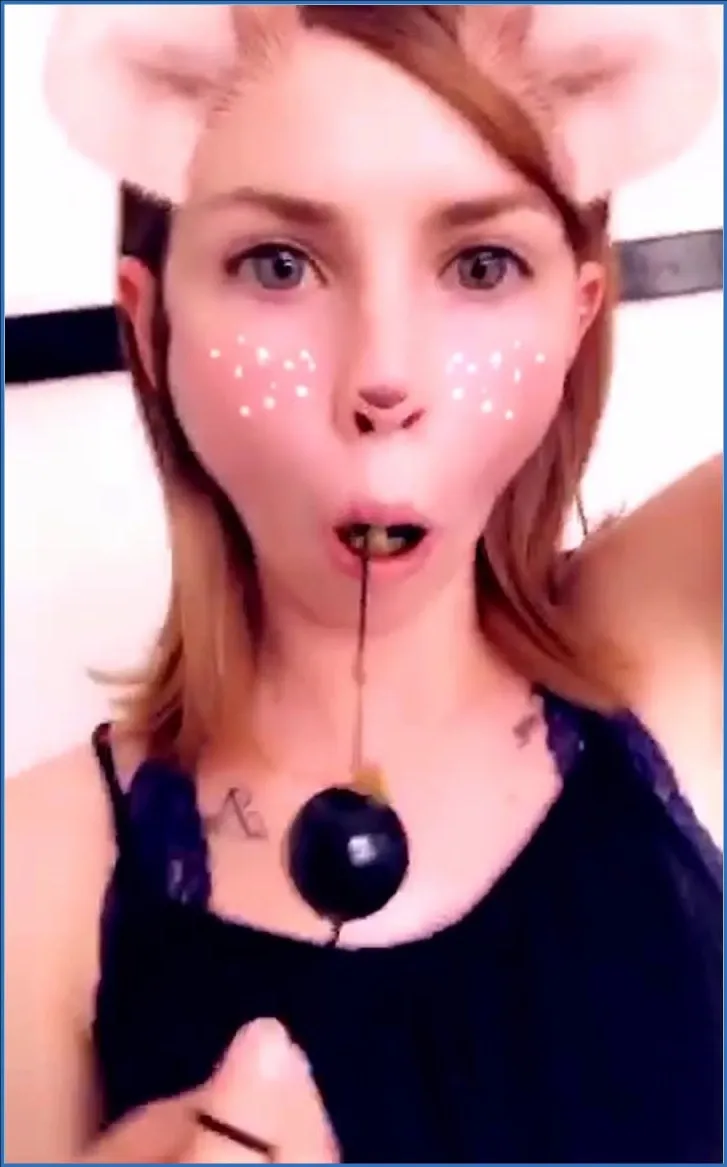 LilbuttLex wylizuje kulki analne zaraz po wyjęciu z pupy - wideo scat na GownoHub