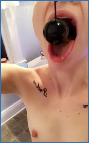 LilbuttLex czyści analny łańcuszek językiem po zabawie - wideo scat na GownoHub