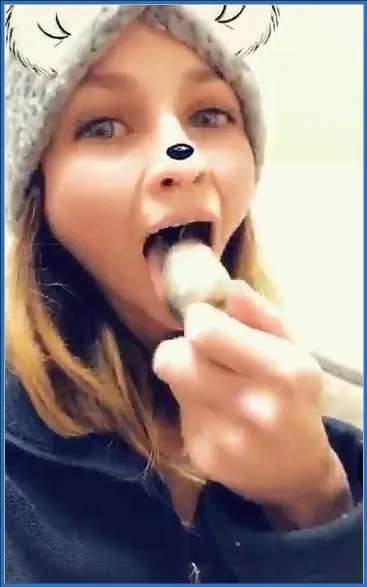 LilbuttLex czyści korek zębami i językiem po analu - wideo scat na GownoHub