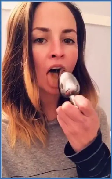 LilbuttLex oblizuje plug do czysta po analnej zabawie - wideo scat na GownoHub