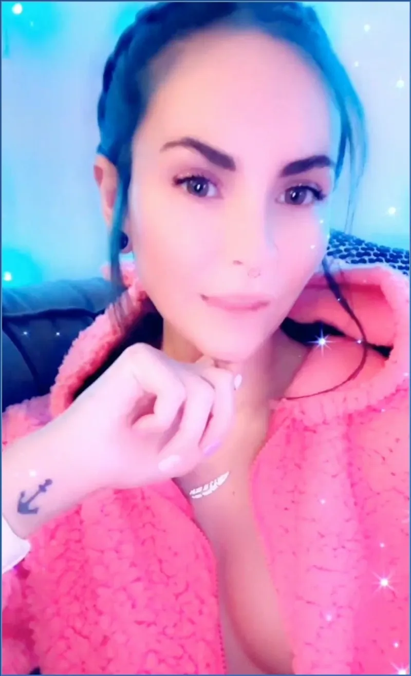 LilbuttLex w nowym onesie bawi sie swoim tylkiem - wideo scat na GownoHub