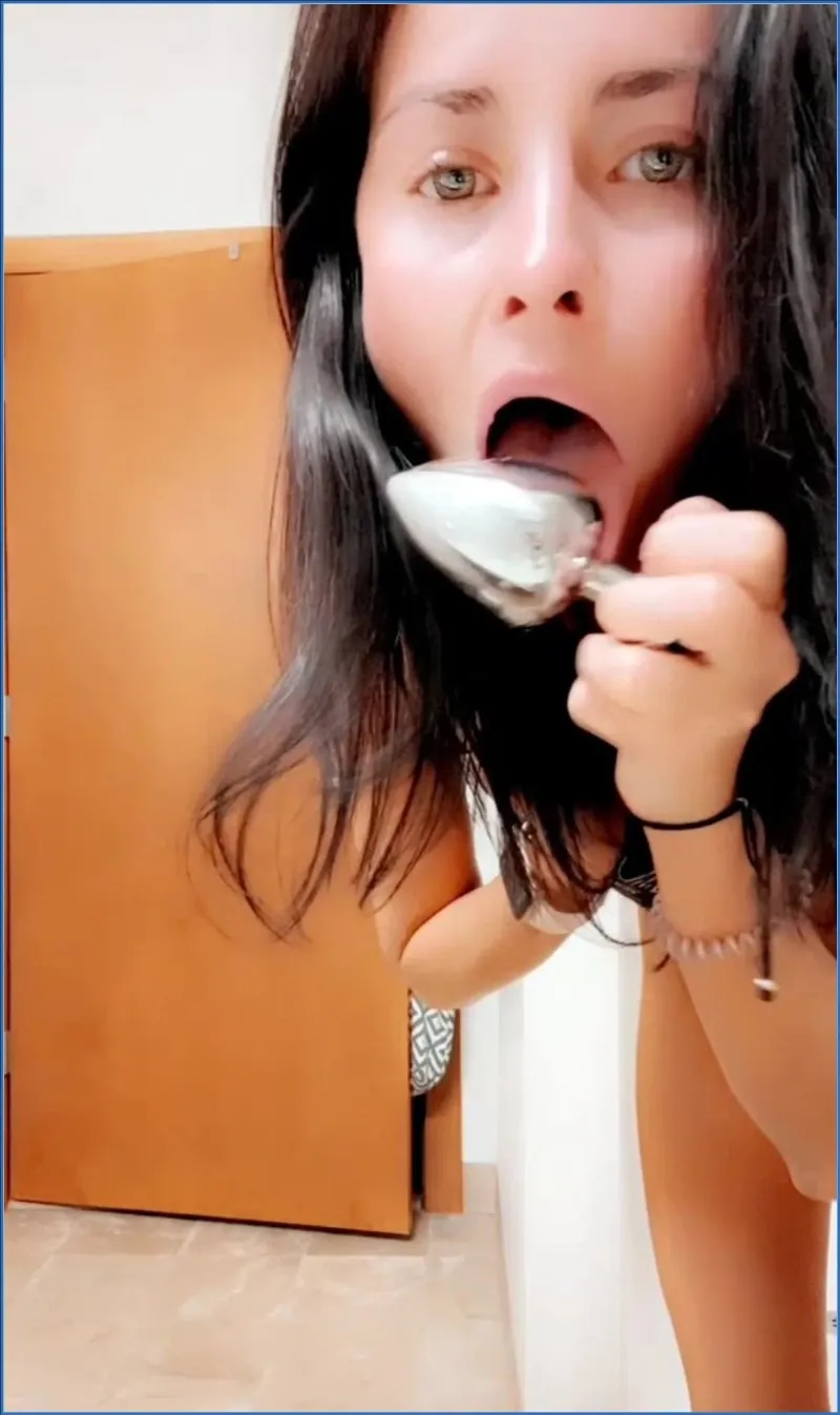 LilbuttLex po pracy wyjmuje plug i oblizuje go dokładnie - wideo scat na GownoHub