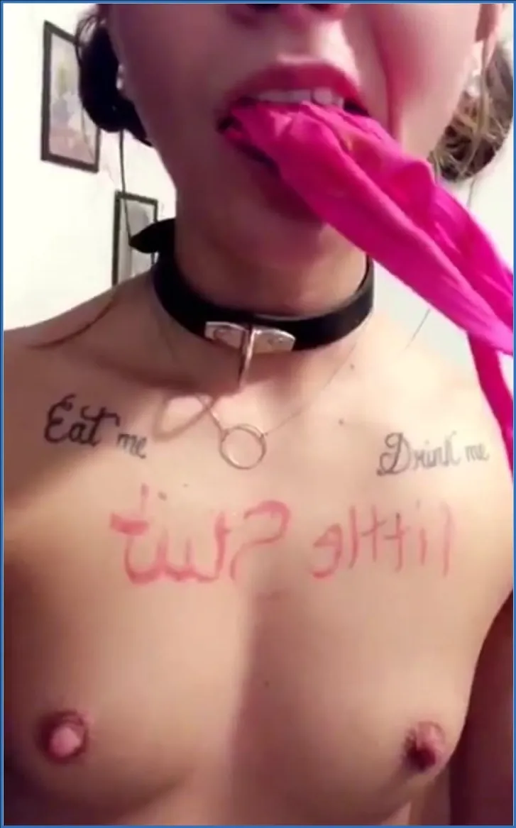 LilbuttLex wpycha stringi w tyłek i wyciska pluga - wideo scat na GownoHub