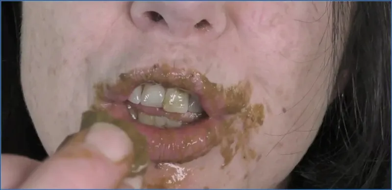 Dirtygardengirl solo z bliska - rozwarcie i wypadanie odbytnicy - wideo scat na GownoHub