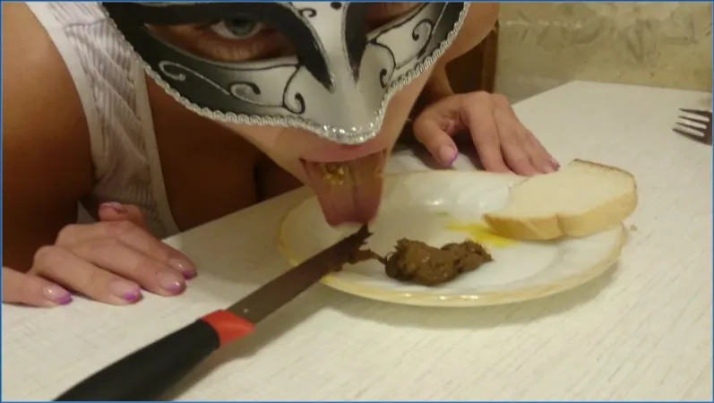 Brown Wife zjada kupę rozsmarowaną na kromce chleba - wideo scat na GownoHub