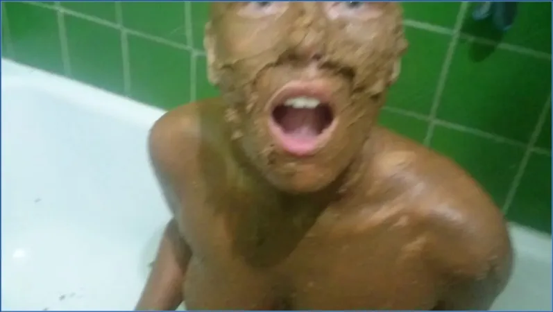 Brown Wife cała pokryta kupą - prawdziwa rzadkość - wideo scat na GownoHub