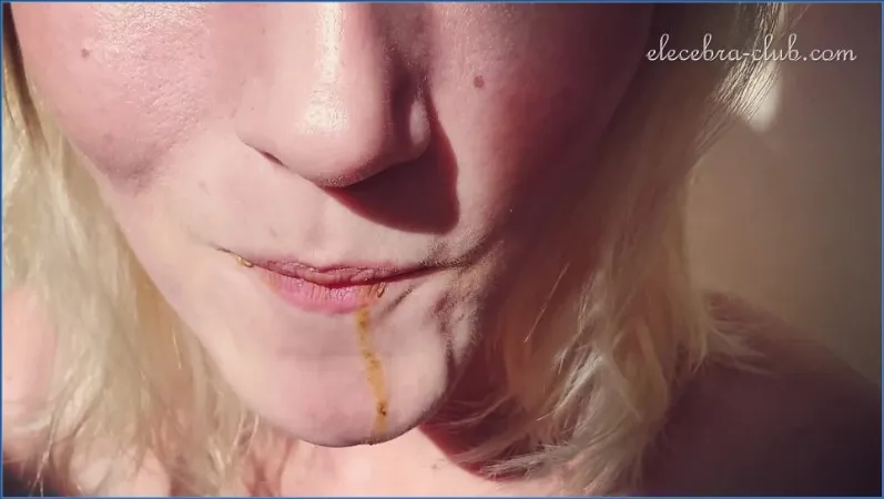 Elecebra karmi partnera kupą i szczynami w bizarnej zabawie - wideo scat na GownoHub