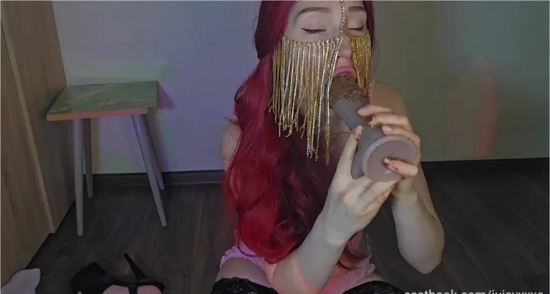 Juicy XXXO smaruje się kupą przy ostrym analu - wideo scat na GownoHub