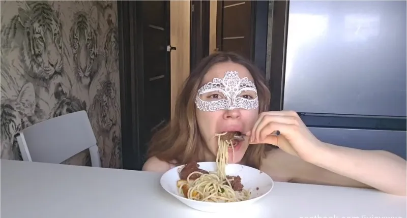 Juicy XXXO robi bałagan przy stole ze swoim spaghetti z kupy - wideo scat na GownoHub