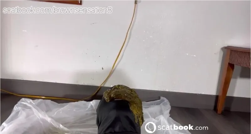 BrownSensation8 znów wyciska kupę na sedesie - wideo scat na GownoHub
