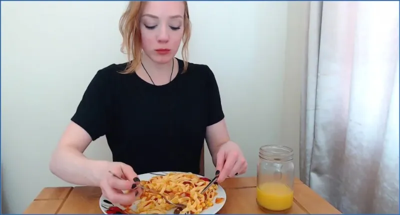 Spankmepink najada się, a potem wyciska świeżą kupę - wideo scat na GownoHub