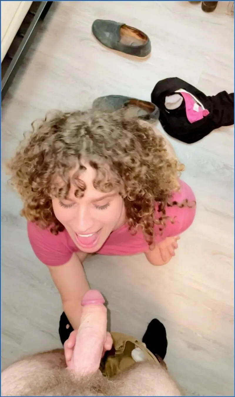 VibeWithMolly pisze mocz na terenie kampusu - wideo scat na GownoHub