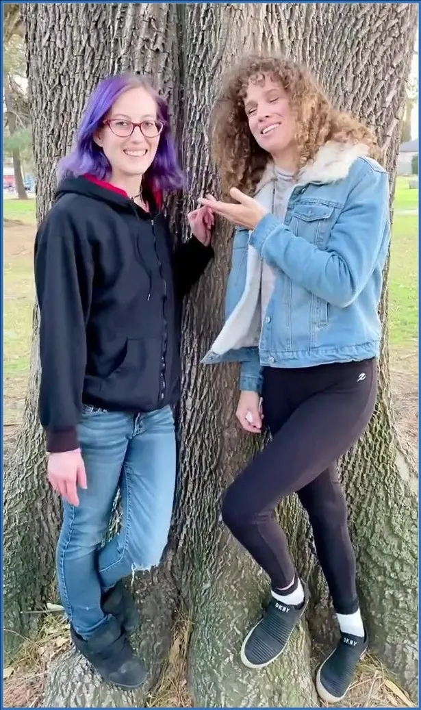 VibeWithMolly i druga MILF ekshibicjonistycznie obnażają się i sikają publicznie - wideo scat na GownoHub