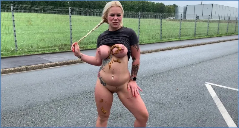 Devil Sophie zostaje solidnie obsrana przy drodze na oczach wszystkich pobierz na GownoHub