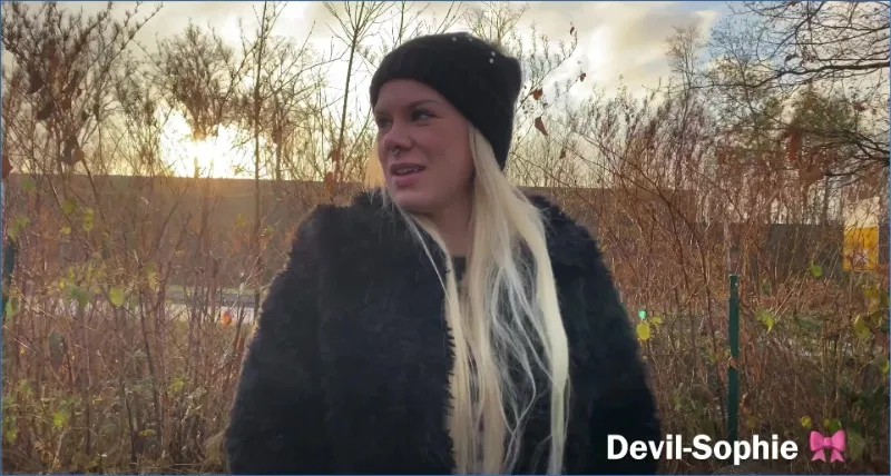 Devil Sophie sra na parkingu pod McDonaldem pobierz na GownoHub