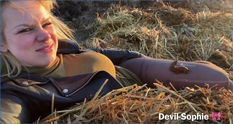 Devil Sophie oblewana moczem na kupie gnoju - wideo scat na GownoHub