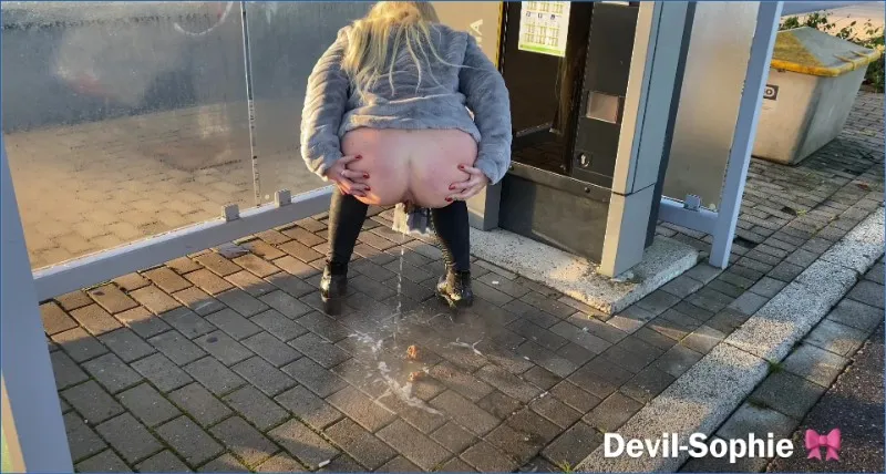 Devil Sophie sra przy automacie biletowym i rozmazuje wszystko - wideo scat na GownoHub