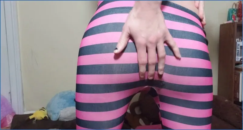 xxecstacy robi kupę w legginsy w pełnym ubraniu - wideo scat na GownoHub