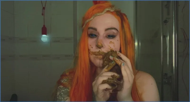 SweetBettyParlour formuje z kupy plug i wpycha go w usta i odbyt - wideo scat na GownoHub