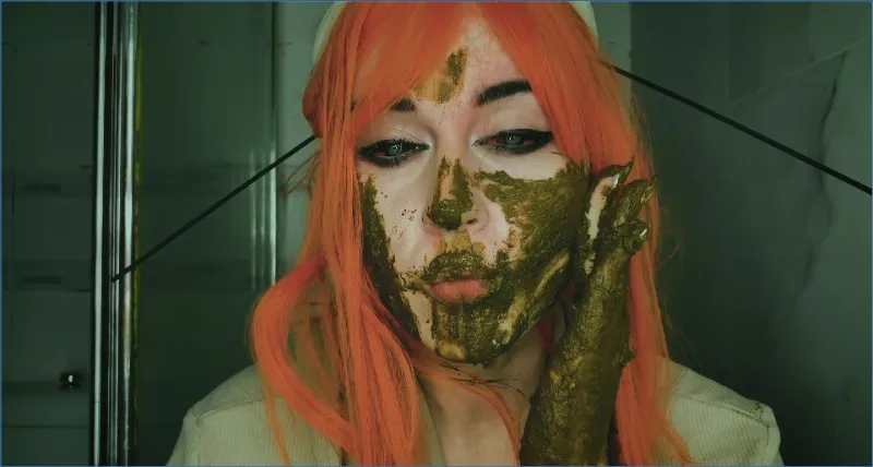 Betty Parlour bawi sie brudno gownem w fetyszowej solowce - wideo scat na GownoHub