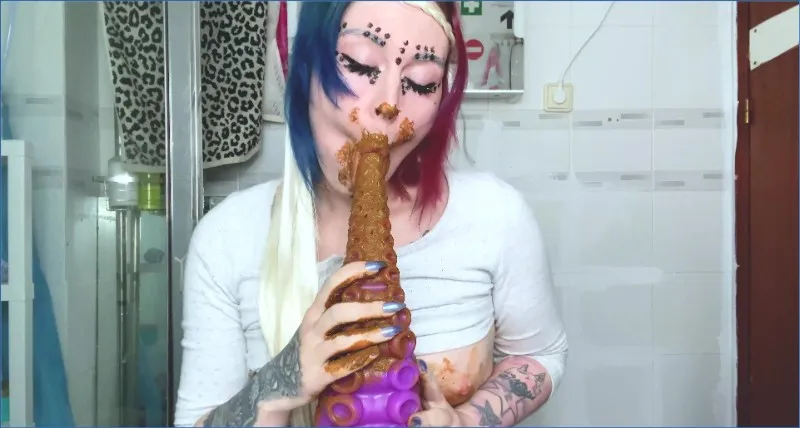 Betty Parlour smaruje mackowate dildo swoim gownem - wideo scat na GownoHub